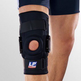 Rodillera mecánica graduable con brazalete