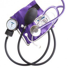Baumanometro aneroide Medstar con estetoscopio de una campana color gris, morado, azul, rosa y negro