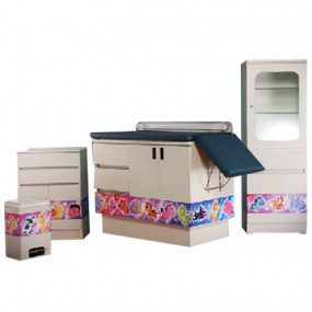 Consultorio pediátrico gabinete vitrina sencilla con cenefa